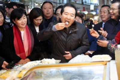 정세균 국무총리, 취임 첫 현장 행보로 전통시장 방문…'민생경제 회복' 메시지 전해