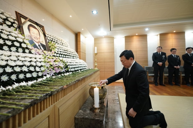 신동빈 롯데그룹 회장이 19일 오후 서울 송파구 서울아산병원에 마련된 신격호 롯데그룹 명예회장의 빈소에서 분향하고 있다. /사진=연합뉴스