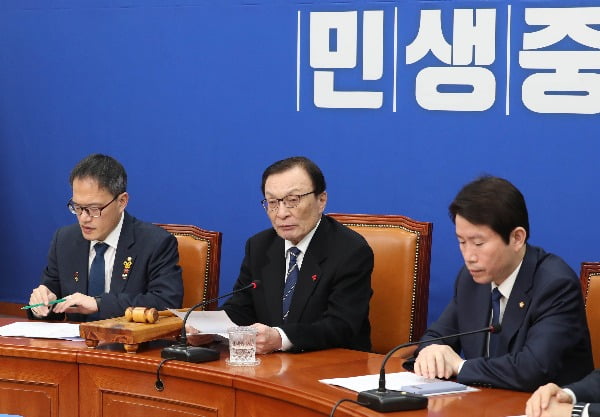 이해찬 더불어민주당 대표가 20일 오전 서울 여의도 국회에서 열린 최고위원회의에서 발언하고 있다. 연합뉴스