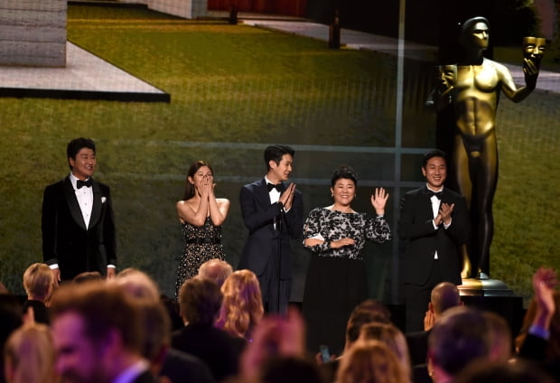 제26회 미국 배우조합상(Screen Actors Guild Awards, SAG) 시상식에서 최고상인 앙상블상을 수상한 영화 '기생충' 배우들/사진=AP