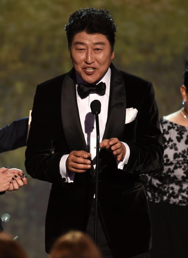 제26회 미국배우조합상 시상식(Screen Actors Guild Awards, 이하 SAG)에서 최고 상인 앙상블상을 수상한 영화 '기생충' 출연진을 대표해 소감을 말하는 송강호/사진=AP