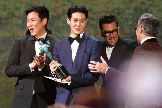 제26회 미국 배우조합상(Screen Actors Guild Awards, SAG) 시상식에서 최고상인 앙상블상을 수상한 영화 '기생충' 배우들/사진=REUTERS