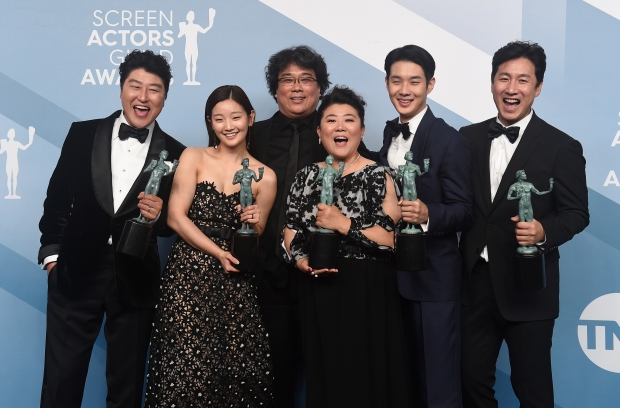 제26회 미국배우조합상 시상식(Screen Actors Guild Awards, 이하 SAG)에서 최고 상인 앙상블상을 수상한 영화 '기생충' 출연진/사진=AP