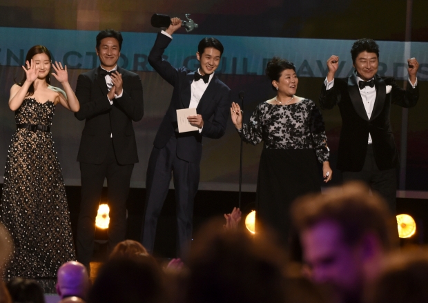 제26회 미국배우조합상 시상식(Screen Actors Guild Awards, 이하 SAG)에서 최고 상인 앙상블상을 수상한 영화 '기생충' 출연진/사진=AP
