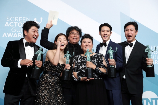 제26회 미국 배우조합상(Screen Actors Guild Awards, SAG) 시상식에서 최고상인 앙상블상을 수상한 영화 '기생충' 배우들/사진=EPA