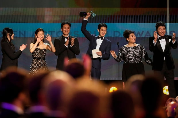 제26회 미국 배우조합상(Screen Actors Guild Awards, SAG) 시상식에서 최고상인 앙상블상을 수상한 영화 '기생충' 배우들/사진=REUTERS