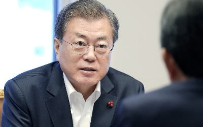 문 대통령 "새해 들어 경제 나아지는 중…반등 징후 보여"