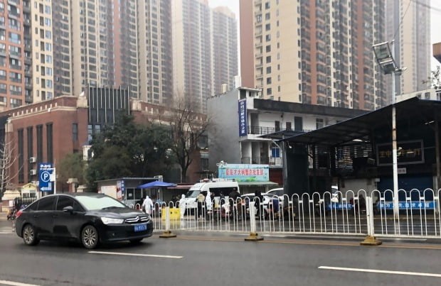 21일 오후 중국 후베이성 우한(武漢)시의 화난(華南)수산물도매시장 입구에서 흰 방역복을 입은 중국 보건 당국 관계자들이 분주히 오가고 있다./사진=연합뉴스