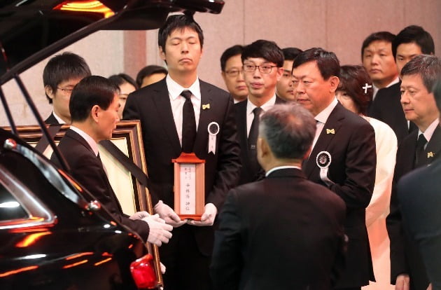 신동빈 롯데그룹 회장과 신동주 SDJ코퍼레이션 회장이 22일 서울 풍납동 서울아산병원에서 열린 고(故) 신격호 롯데그룹 명예회장의 발인에 참석했다.사진=연합뉴스
