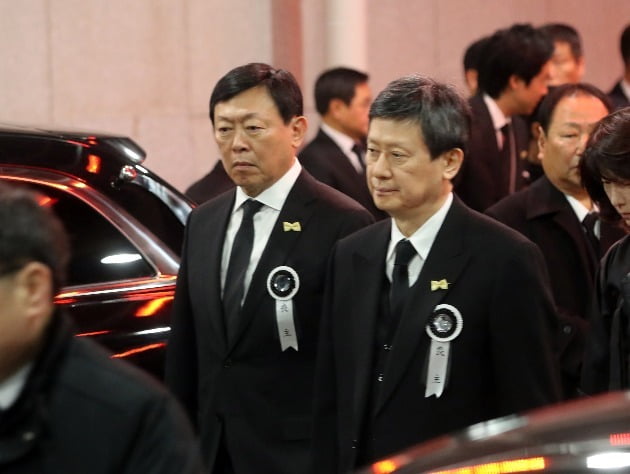 신동빈 롯데그룹 회장과 신동주 SDJ코퍼레이션 회장이 22일 서울 풍납동 서울아산병원에서 열린 고(故) 신격호 롯데그룹 명예회장의 발인에 참석했다.사진=연합뉴스