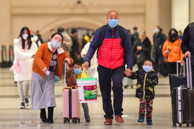 지난 21일 신종 코로나바이러스 '우한 폐렴'이 급속히 확산하고 있는 중국 후베이성 우한의 한커우(漢口)역에서 여행객들이 마스크를 쓴 채 이동하고 있다./사진=AP