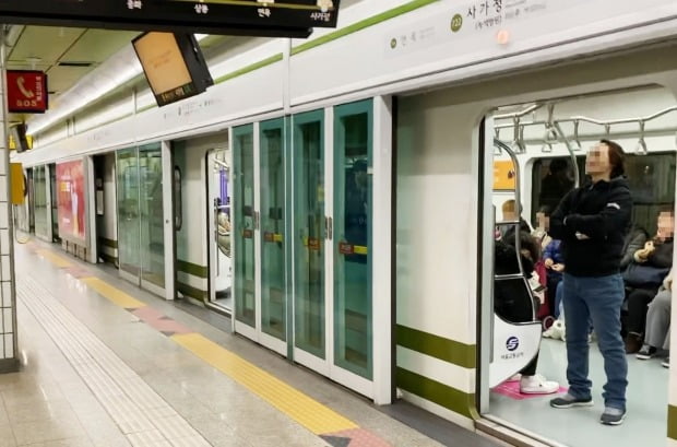 22일 오후 서울 지하철 7호선 사가정역에서 승객들이 열차 출발을 기다리고 있다./사진=연합뉴스