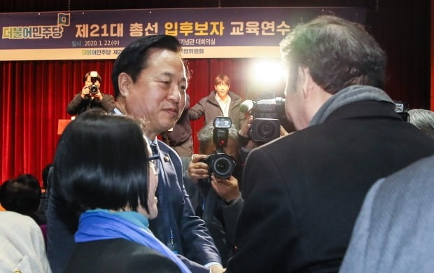 더불어민주당 김두관(왼쪽) 의원이 현 지역구인 김포를 떠나 PK지역 경남 양산을 출마를 결심했다. 지난 22일 제21대 총선 입후보자 교육연수에서 만난 김 의원과 이낙연 전 국무총리가 악수를 하고 있다. /사진=연합뉴스