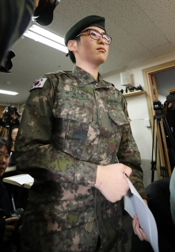 성전환 수술을 받은 뒤 강제 전역 판정을 받은 변희수 부사관이 22일 오후 서울 마포구 군인권센터에서 열린 기자회견에 참석하고 있다. /사진=연합뉴스