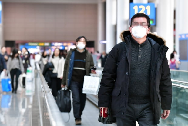 신종 코로나바이러스로 인한 '우한 폐렴' 사망자가 중국에서 급증하는 가운데 23일 인천국제공항에서 탑승객들이 마스크를 쓴 채 걷고 있다. 사진=연합뉴스