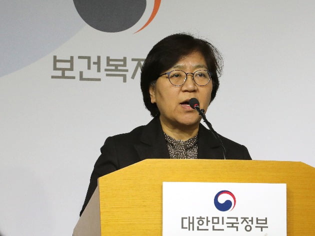 정은경 질병관리본부장이 24일 세종시 정부세종청사 보건복지부에서 '우한 폐렴'으로 불리는 신종 코로나바이러스 감염증 국내 두 번째 확진자 발생과 관련해 중간경과를 발표하고 있다. 사진=연합뉴스  