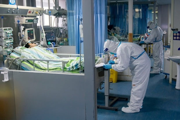 24일 중국 후베이성 우한대학 중난병원의 집중치료실에서 보호복을 입은 의료진이 신종 코로나바이러스 감염증(우한 폐렴) 확진 환자들을 돌보고 있다. /사진=연합뉴스