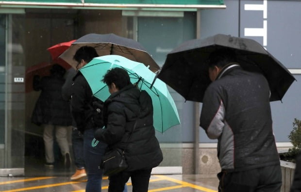 설 연휴 마지막 날인 27일 부산에 강풍 특보가 내려졌다. 귀경객들이 우산을 들고 금정구 부산종합버스터미널 입구로 들어가고 있다. (사진=연합뉴스)