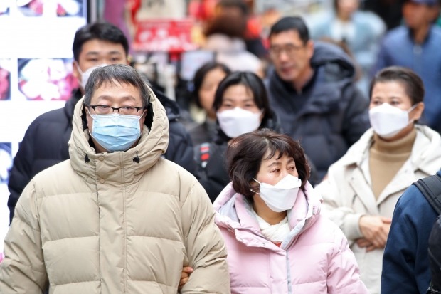 지난 27일 오후 서울 중구 명동 거리에서 마스크를 쓴 외국인 관광객들이 발걸음을 옮기고 있다./사진=연합뉴스
