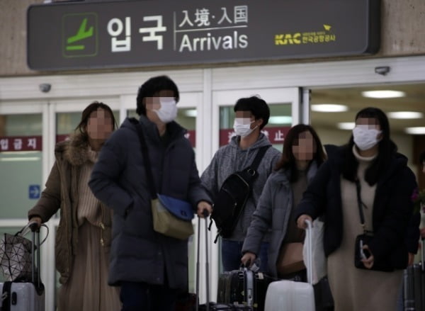 중국발 우한 폐렴 공포가 전 세계를 강타한 가운데 지난 24일 김포공항에서 마스크를 쓴 이용객들이 이동하고 있다. /사진=연합뉴스