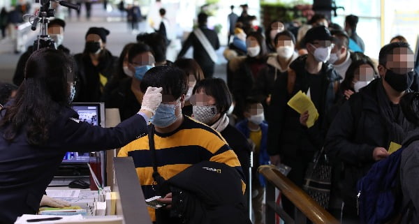 신종 코로나바이러스 감염증인 '우한 폐렴' 공포가 확산하는 가운데 28일 인천국제공항에서 상해발 항공기 탑승객들이 발열검사를 받고 있다. 사진=연합뉴스