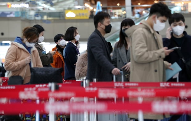 신종 코로나바이러스 감염증인 '우한폐렴' 공포가 확산하는 가운데 28일 오전 김해국제공항에서 공항 이용객들이 마스크를 쓰고 있다. 사진=연합뉴스
