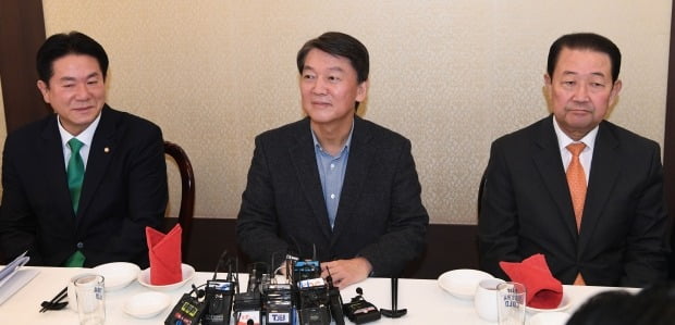 바른미래당 박주선 의원(오른쪽)은 29일 YTN라디오 방송에 출연, '당권 싸움'을 하고 있는 손학규 대표와 안철수 전 의원에게 쓴소리를 쏟아냈다. /사진=연합뉴스
