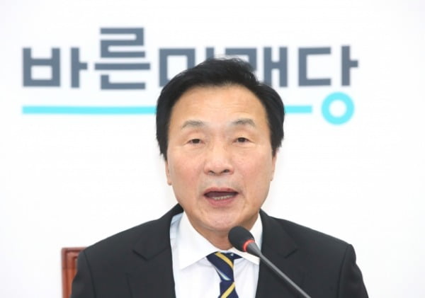 안철수 전 바른미래당 의원으로부터 지도부 교체 요구를 받은 손학규 바른미래당 대표가 28일 국회에서 기자회견을 열고 입장을 밝히고 있다. /사진=연합뉴스