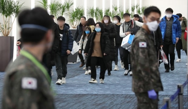 신종 코로나바이러스 감염증인 '우한 폐렴' 공포가 확산하는 가운데 지난 28일 부산 강서구 김해공항 입국장에서 승객들이 검역대를 향하고 있다. 김해공항은 중국발 승객에 대해서 항공기 게이트 입구 체온측정, 고정검역대에서 발열감시, 유증상자는 역학조사관을 통해 추가적으로 조사를 하는 3단계 검역을 실시하고 있다. /사진=연합뉴스