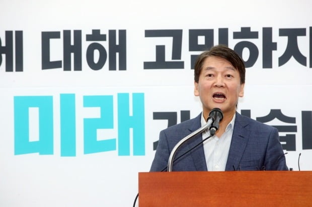 안철수 전 국민의당 대표가 29일 국회에서 기자회견을 열고 바른미래당 탈당 의사를 밝히고 있다./ 사진=연합뉴스