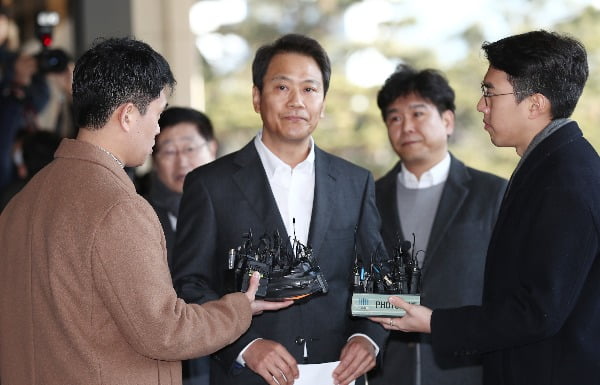 '범죄 연루 회사 주가 오르고, 큰소리치며 출두하는 피의자'…문재인표 검찰개혁 후 생긴 일