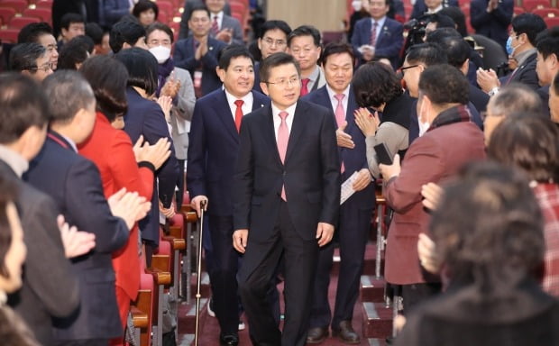 자유한국당 황교안 대표가 30일 '2020 총선 필승 광역기초의원 워크숍'에 입장하고 있다. /사진=연합뉴스