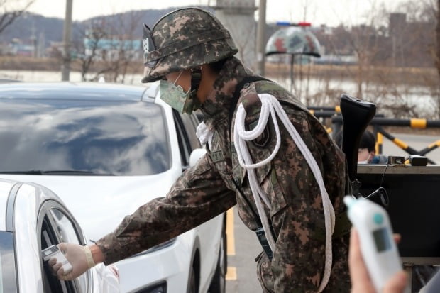 신종 코로나바이러스 감염증(우한 폐렴) 확산 영향이 국방부 시계까지 멈추게 만들었다. 사진은 경기도 소재 부대 위병소 근무자가 영내 출입자들의 체온을 측정하는 모습. /사진=연합뉴스