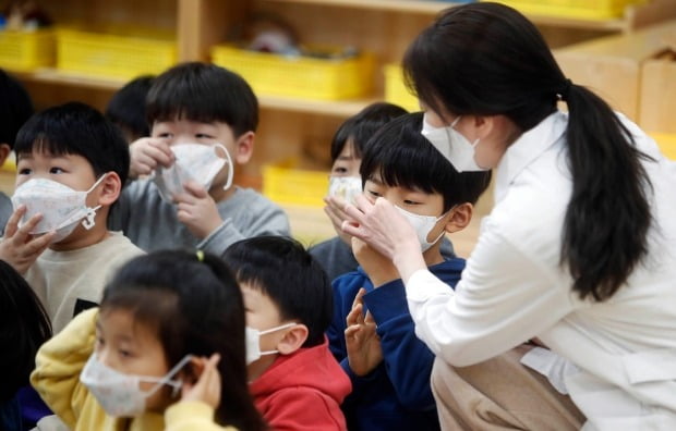 한 어린이집에서 보건소 직원이 마스크 착용법을 안내하고 있다. 사진=연합뉴스