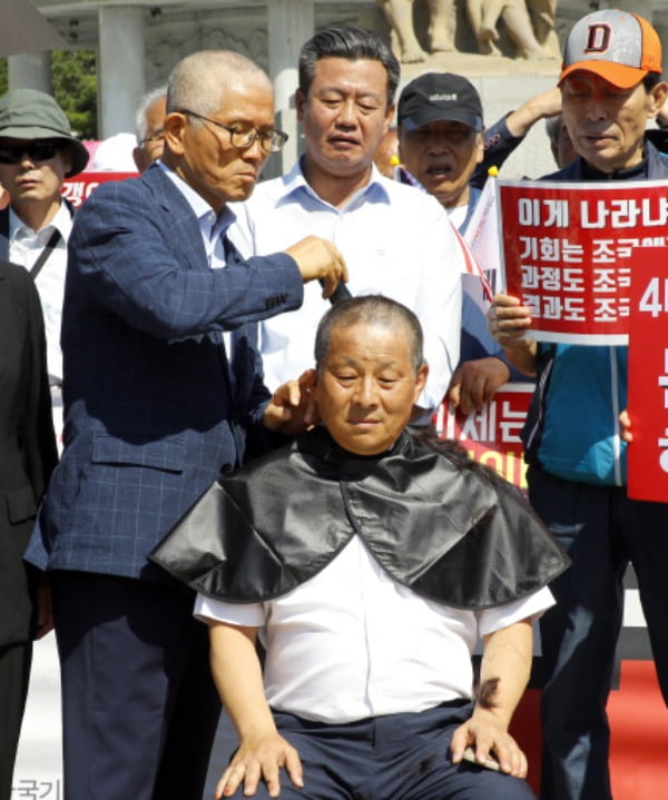 지난해 9월 자유한국당 소속 인사들이 조국 법무부 장관 사퇴 촉구 '릴레이 삭발 투쟁'에 돌입한 가운데 김문수 전 경기도지사가 차명진 전 의원의 머리카락을 잘라주고 있다. /사진=연합뉴스