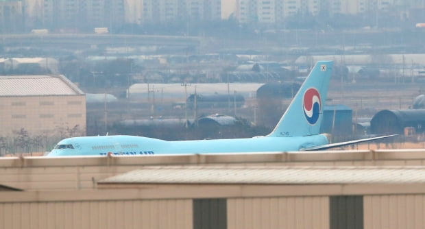 중국 우한에서 교민을 태운 전세기 KE 9883편 보잉 747 여객기가 31일 김포공항에 착륙했다. 사진=연합뉴스