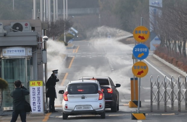 충남 아산시 경찰인재개발원 입구에 차량용 소독기가 설치됐다. 사진=연합뉴스