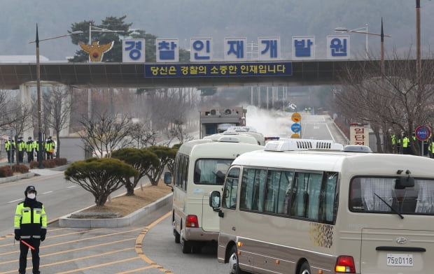 중국 후베이성 우한에서 귀국한 교민들을 태운 버스가 31일 임시생활시설로 지정된 충남 아산 경찰인재개발원에 도착했다. 사진=연합뉴스