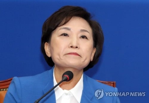  3일 불출마 선언을 하면서 눈물을 참고 있는 김현미 국토교통부 장관. (자료 연합뉴스)