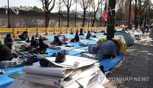 범투본, 청와대앞 농성장서 석달만에 짐 빼…"집회는 계속"