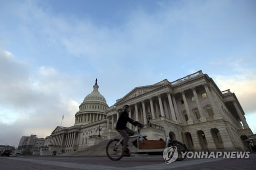 미 하원, 트럼프 탄핵안 상원 넘기기로 결정…탄핵심리 초읽기