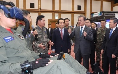 스마트 국방 접한 문대통령…"미국 드론작전, 세계 놀라게 해"