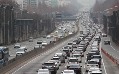 설날 오후 고속도로 정체 극심…한밤중에야 풀릴 듯