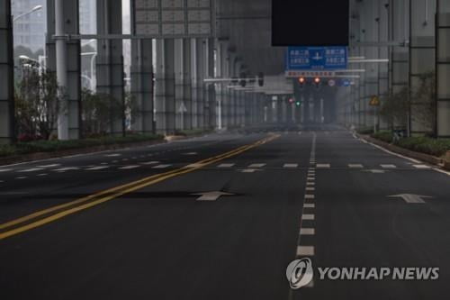 '멈춰선 우한' 공무외 차량 운행중단·스타벅스 영업중단