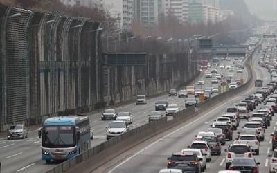 설 연휴 사흘째 오전 9시부터 귀경 정체 시작…오후 4∼5시 절정