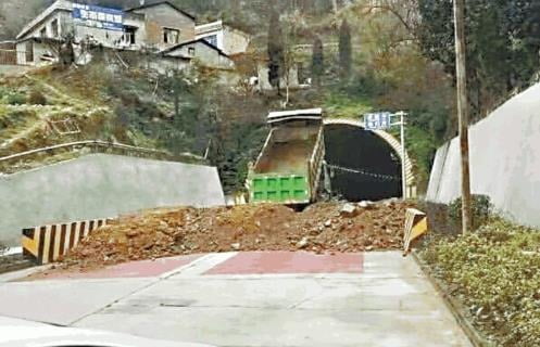  후베이성 접경 마을에서 흙으로 후베이성으로 통하는 터널을 막는 모습. 사진=연합뉴스
