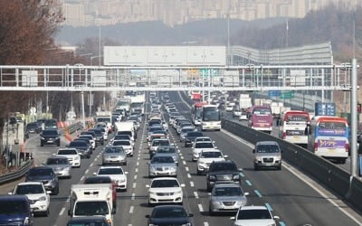 고속도로 귀경길 정체 풀려…빗길 교통안전 주의