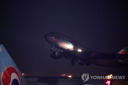 외교부 "우한 교민 367명 실은 전세기, 김포공항 착륙"