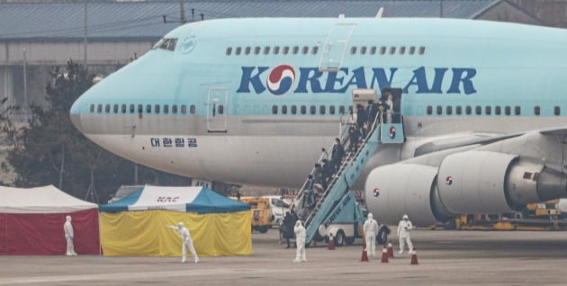 중국 후베이성 우한에 거주 중인 교민들을 태운 2차 전세기가 1일 오전 김포공항에 도착해 탑승자 들이트랩을 내려오고 있다.  [사진=연합뉴스]