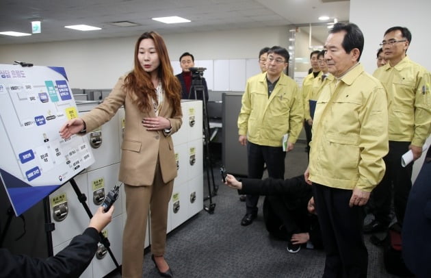 정세균 국무총리가 1일 오후 서울 영등포구 질병관리본부 콜센터를 방문해 신종코로나 대응 근무 관련 보고를 듣고 있다. [사진=연합뉴스]